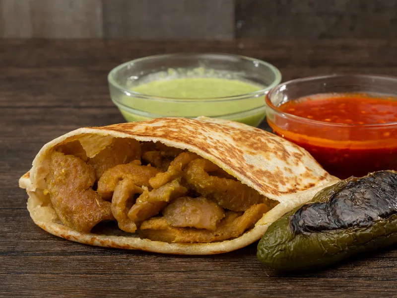 Gordita de chicharrón en salsa roja | La Super Gorda