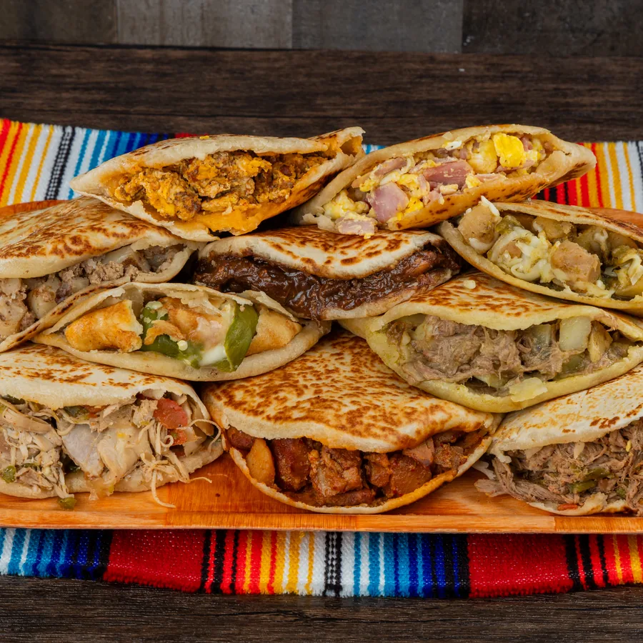 Bandeja rebosante de gorditas surtidas recién hechas | La Super Gorda